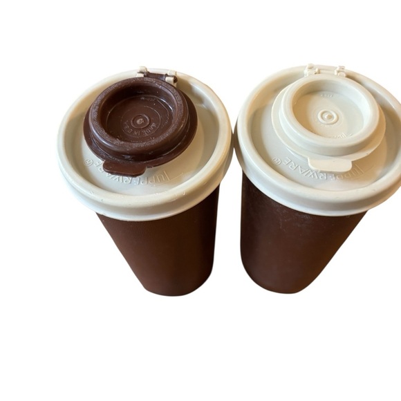 VTG Tupperware Salt & Pepper Shaker Set Brown W/Beige Flip Lids 4” Retro 1329-8 - Picture 3 of 5